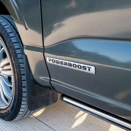 Ford Lobo Platinum Plus 2024 emblema PowerBoost híbrido