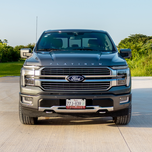 Ford Lobo Platinum Plus 2024 vista frontal