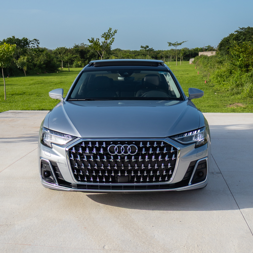 Audi A8 55 TFSI 2023 vista frontal con parrilla Singleframe