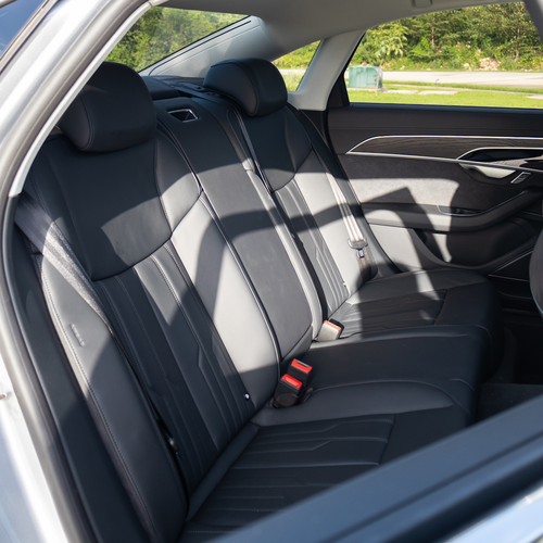 Audi A8 55 TFSI 2023 asientos traseros y acabados